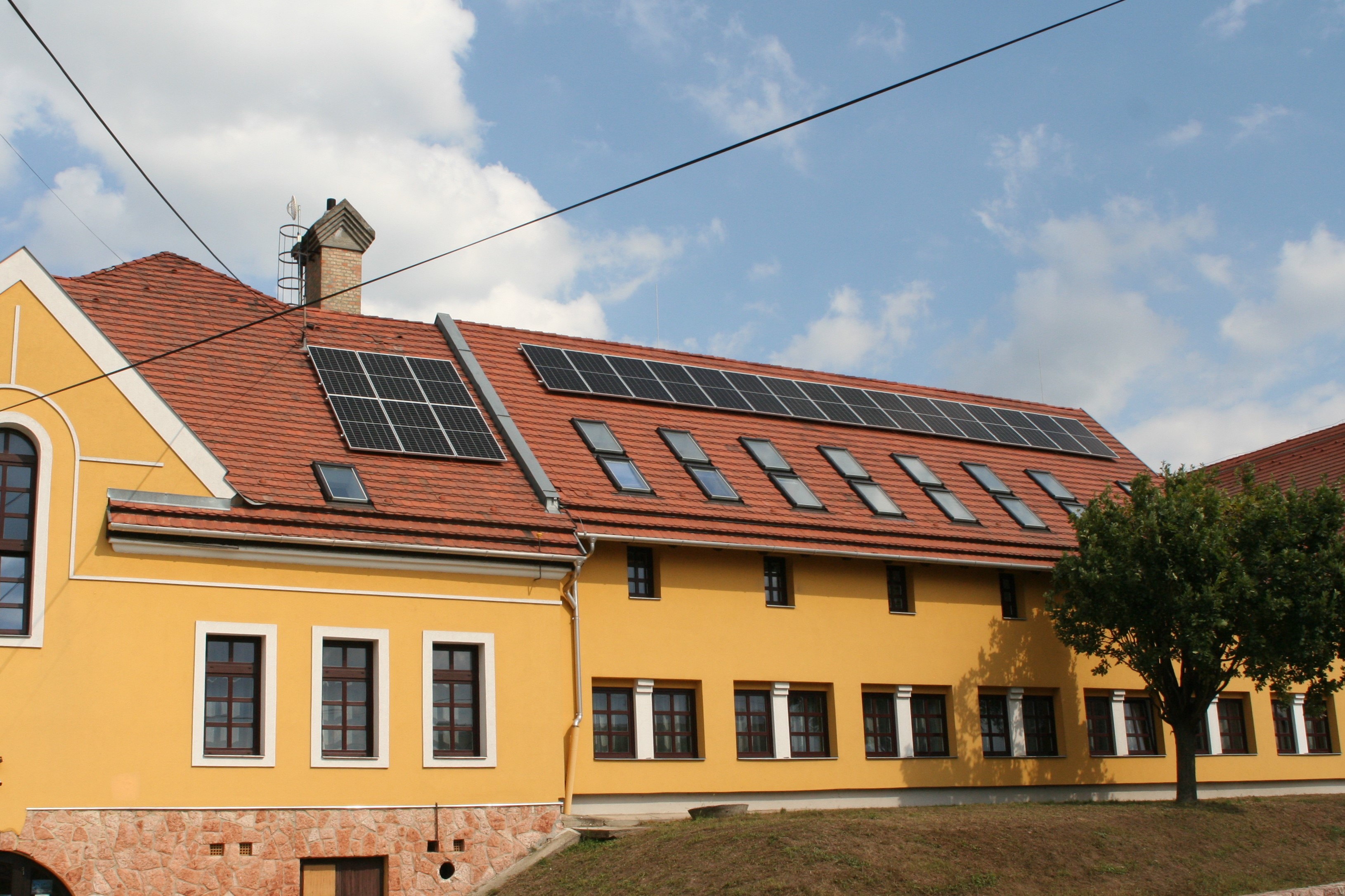 A napelemes rendszer az iskola homlokzata felől